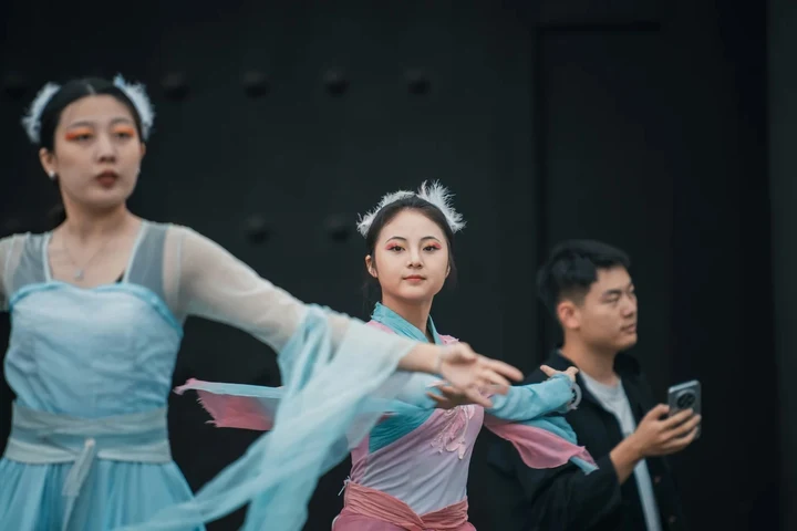 移动设备与笔记本电脑并排使用的观看场景