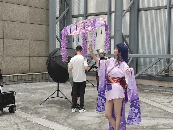 手持遥控器在屏幕前挑选内容的放松场景